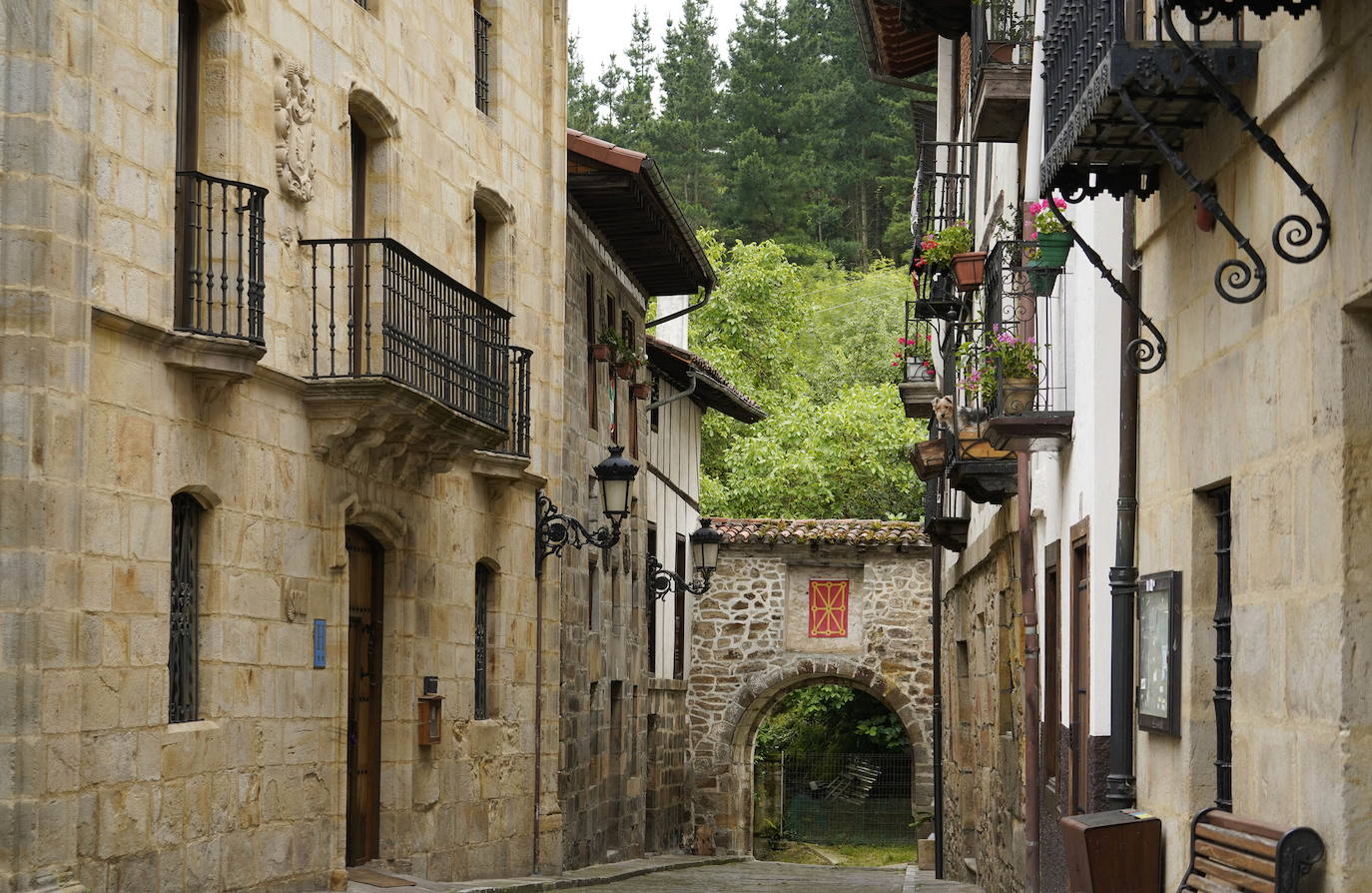 Leintz-Gatzaga. Las salinas fueron el origen de esta pequeña villa medieval y ellas han marcado toda su trayectoria. También su posición como lugar de paso del Camino Real.