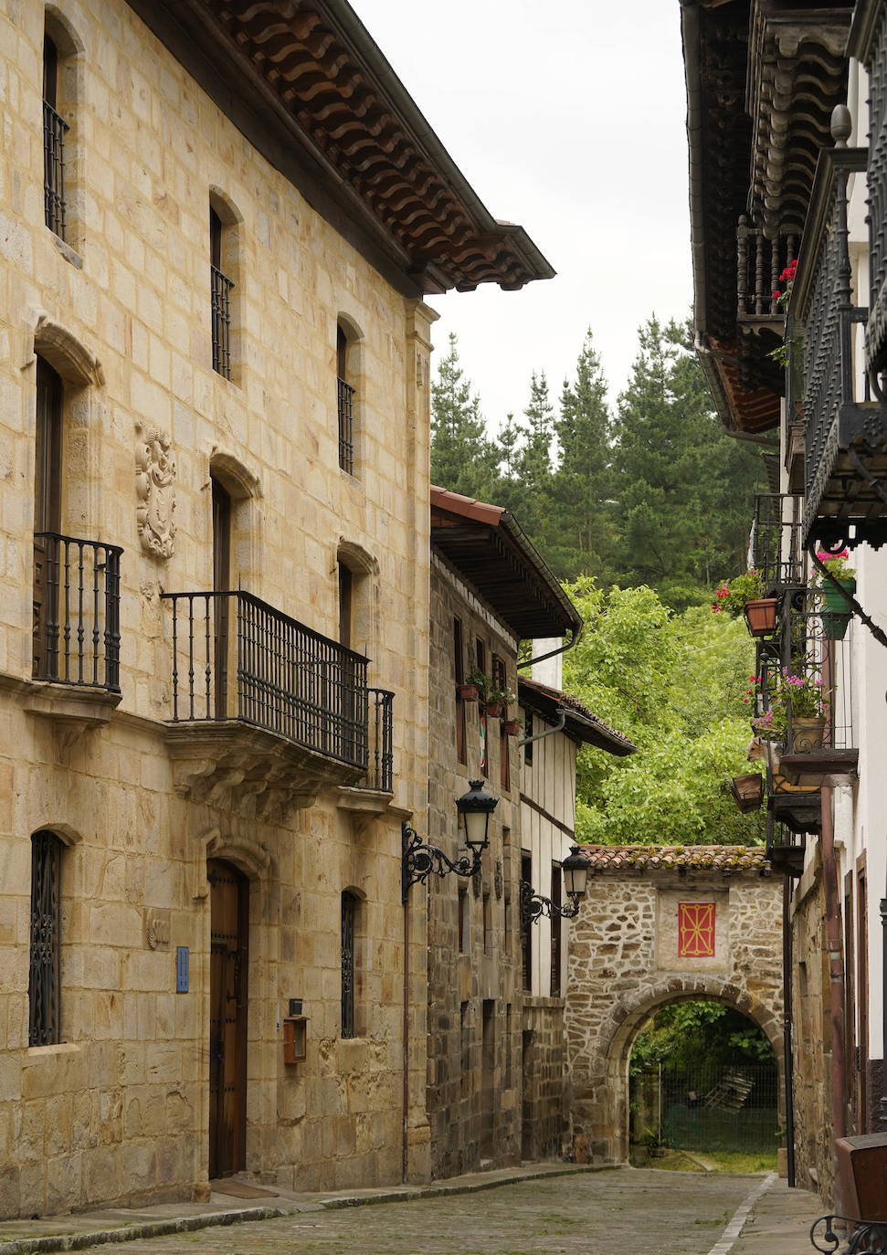 Leintz-Gatzaga. Las salinas fueron el origen de esta pequeña villa medieval y ellas han marcado toda su trayectoria. También su posición como lugar de paso del Camino Real.