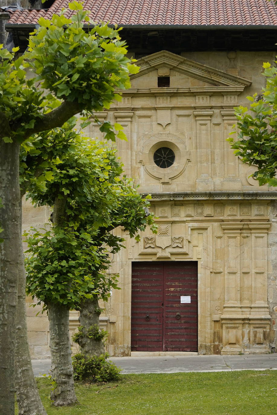 Leintz-Gatzaga. Las salinas fueron el origen de esta pequeña villa medieval y ellas han marcado toda su trayectoria. También su posición como lugar de paso del Camino Real.