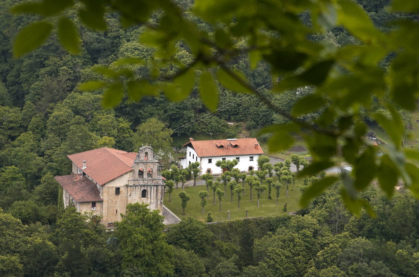 Leintz-Gatzaga. Las salinas fueron el origen de esta pequeña villa medieval y ellas han marcado toda su trayectoria. También su posición como lugar de paso del Camino Real.