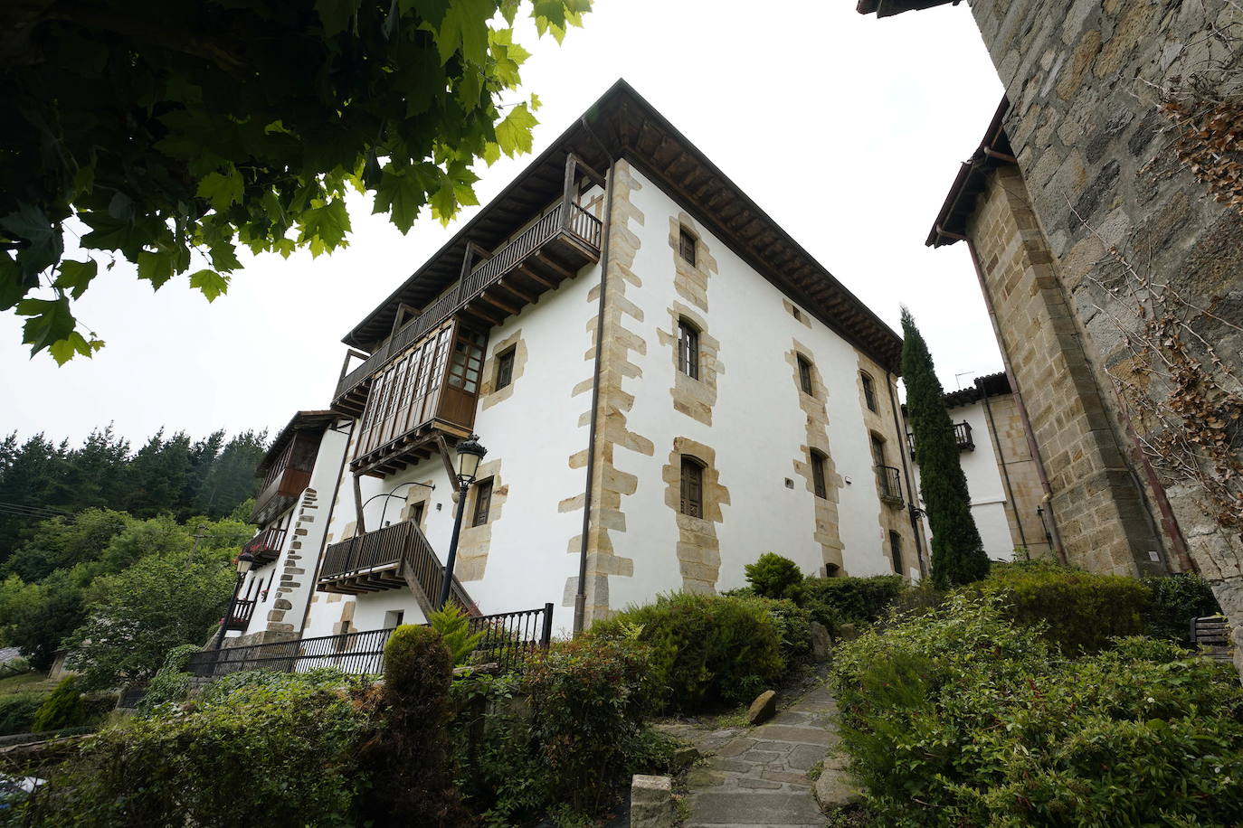 Leintz-Gatzaga. Las salinas fueron el origen de esta pequeña villa medieval y ellas han marcado toda su trayectoria. También su posición como lugar de paso del Camino Real.