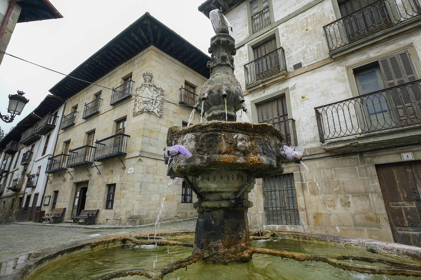 Leintz-Gatzaga. Las salinas fueron el origen de esta pequeña villa medieval y ellas han marcado toda su trayectoria. También su posición como lugar de paso del Camino Real.