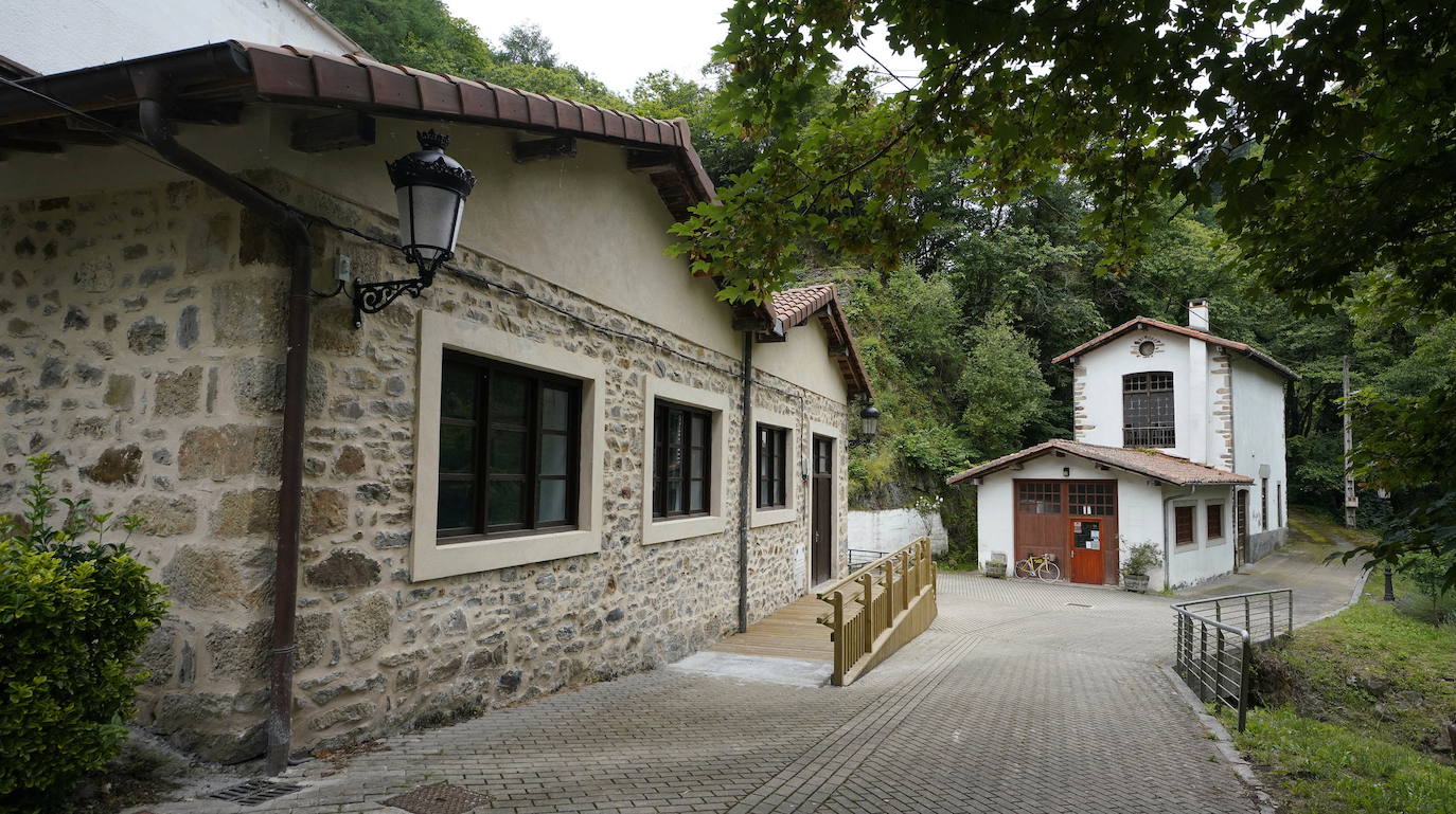 Leintz-Gatzaga. Las salinas fueron el origen de esta pequeña villa medieval y ellas han marcado toda su trayectoria. También su posición como lugar de paso del Camino Real.