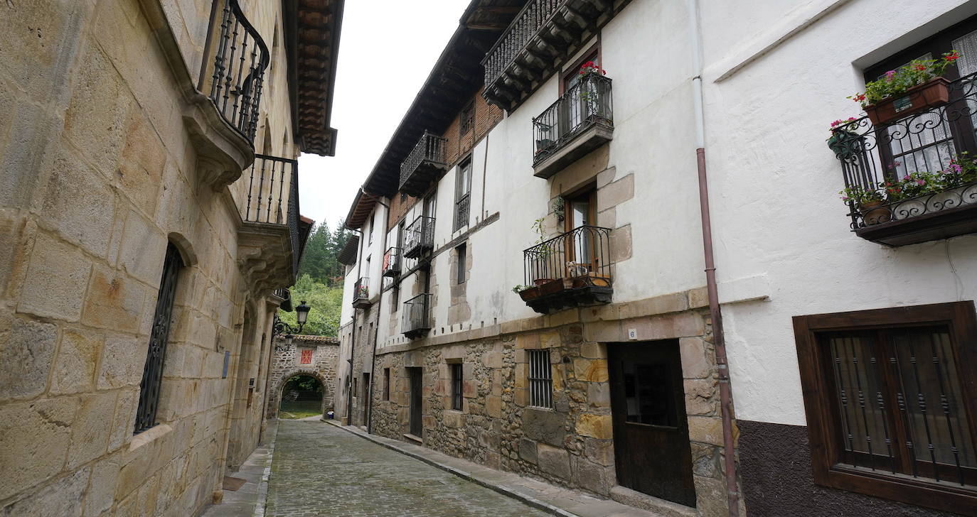 Leintz-Gatzaga. Las salinas fueron el origen de esta pequeña villa medieval y ellas han marcado toda su trayectoria. También su posición como lugar de paso del Camino Real.