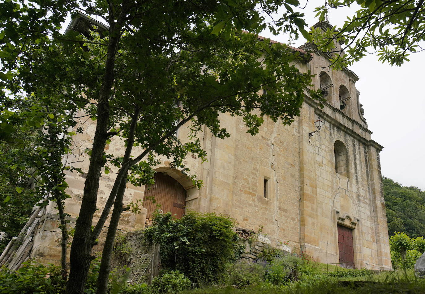 Leintz-Gatzaga. Las salinas fueron el origen de esta pequeña villa medieval y ellas han marcado toda su trayectoria. También su posición como lugar de paso del Camino Real.