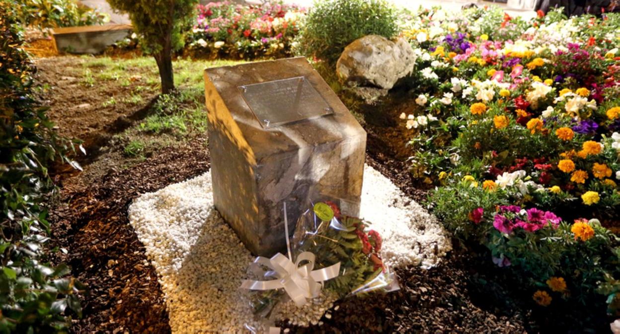 Flores junto al monolito en honor a 'Francis'. 