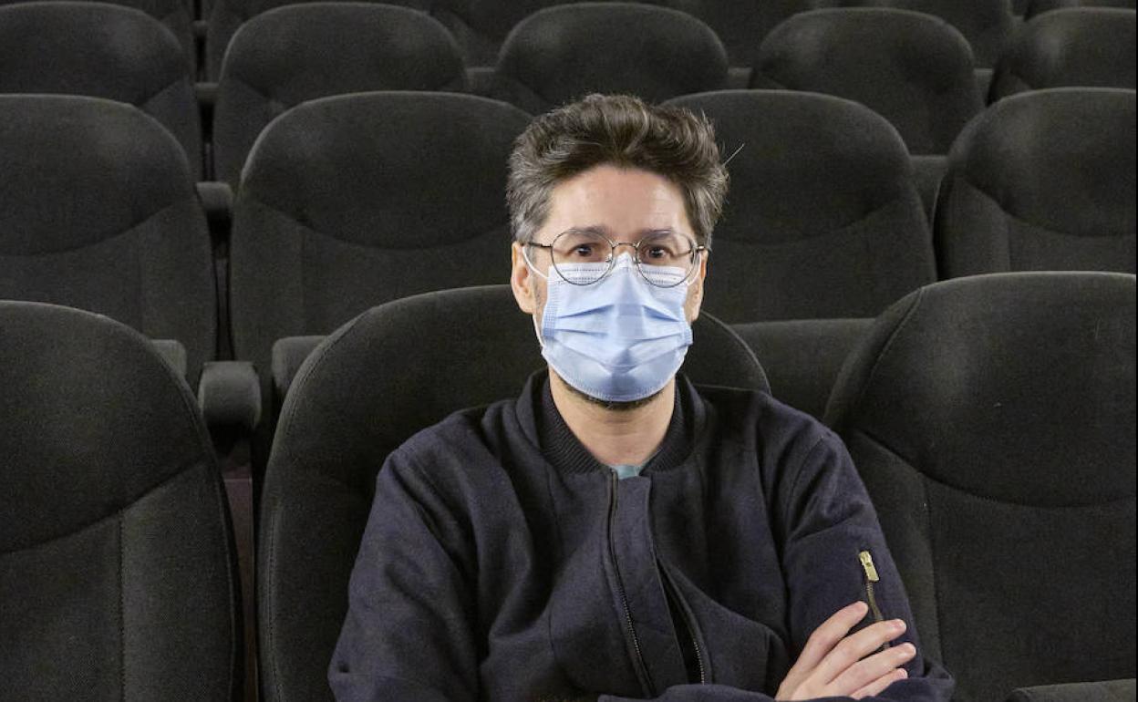 Víctor Iriarte, con la mascarilla obligatoria en el cine. 