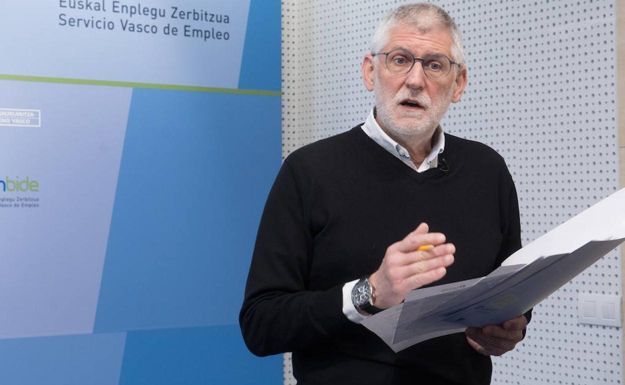 Eldirector general de Lanbide, Borja Belandia, durante una rueda de prensa en Vitoria. 