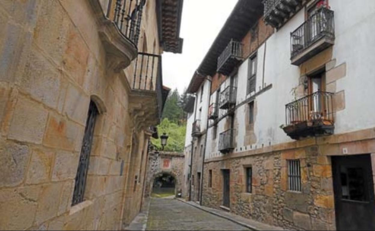 El pequeño casco medieval conserva cinco de las siete puertas de entrada.