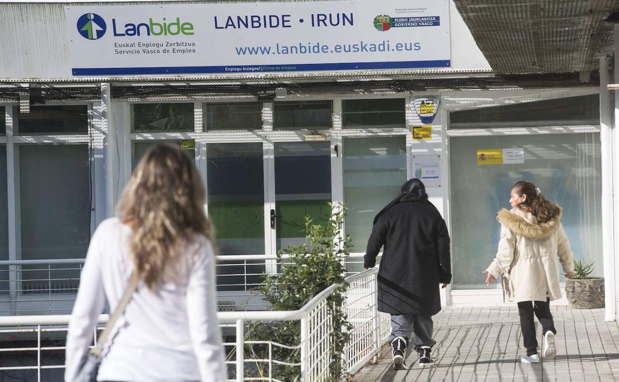 Varias personas acceden a la oficina de Lanbide situada en Irun.