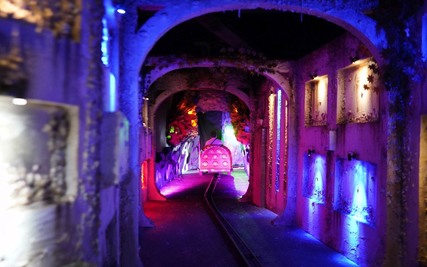 Tras más de cien días con sus puertas cerradas la actividad ha vuelto al parque de atracciones de Igeldo