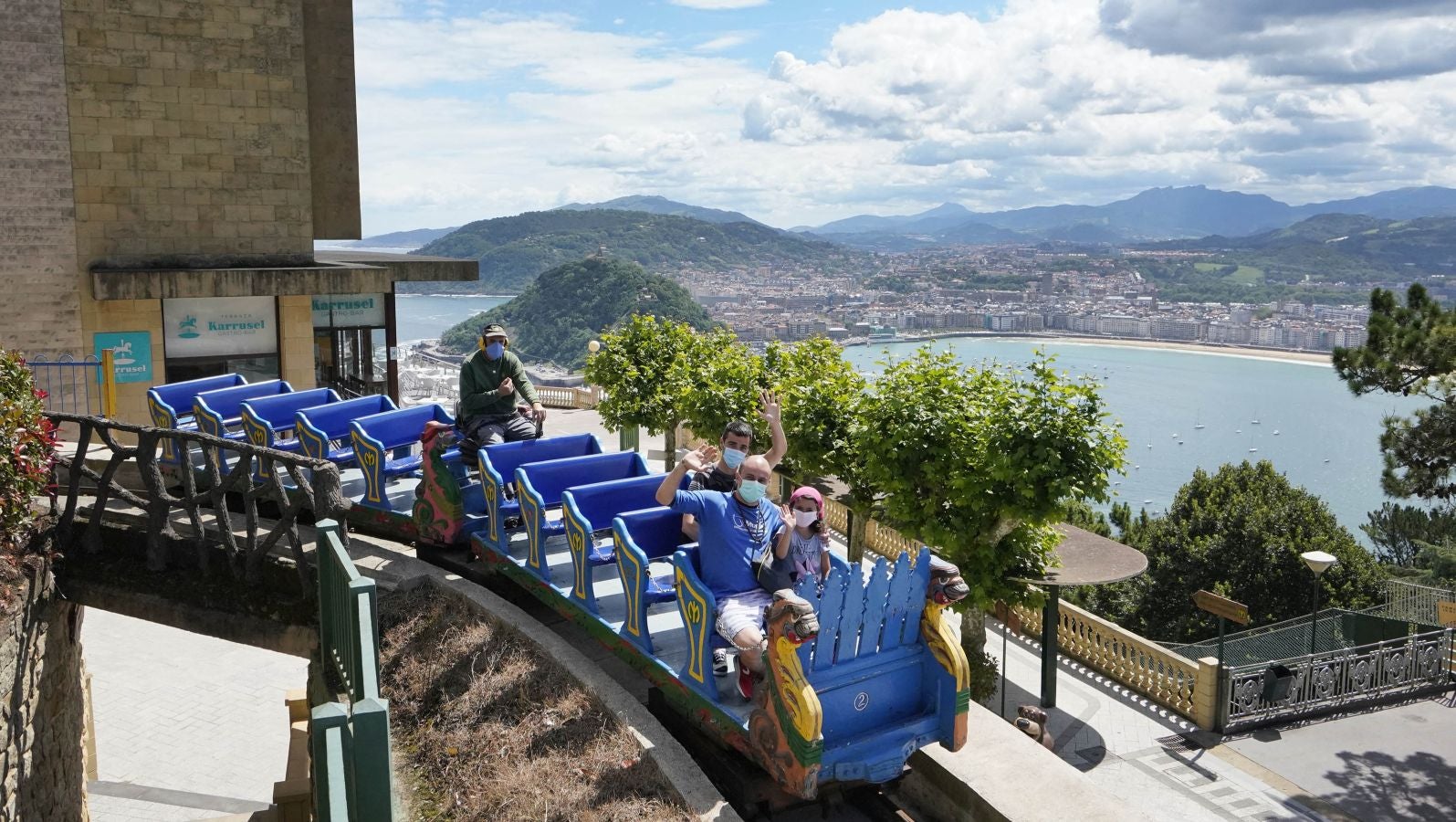 Tras más de cien días con sus puertas cerradas la actividad ha vuelto al parque de atracciones de Igeldo