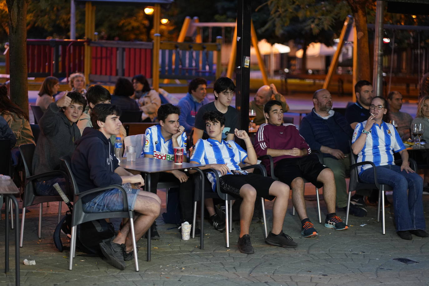 Pocos aficionados se ha acercado a los alrededores del Reale Arena para recibir a la Real Sociedad