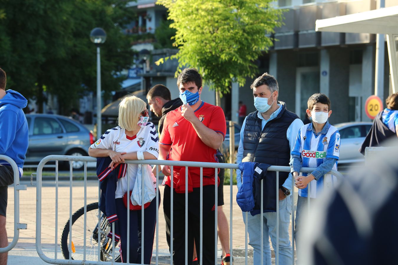 Pocos aficionados se ha acercado a los alrededores del Reale Arena para recibir a la Real Sociedad