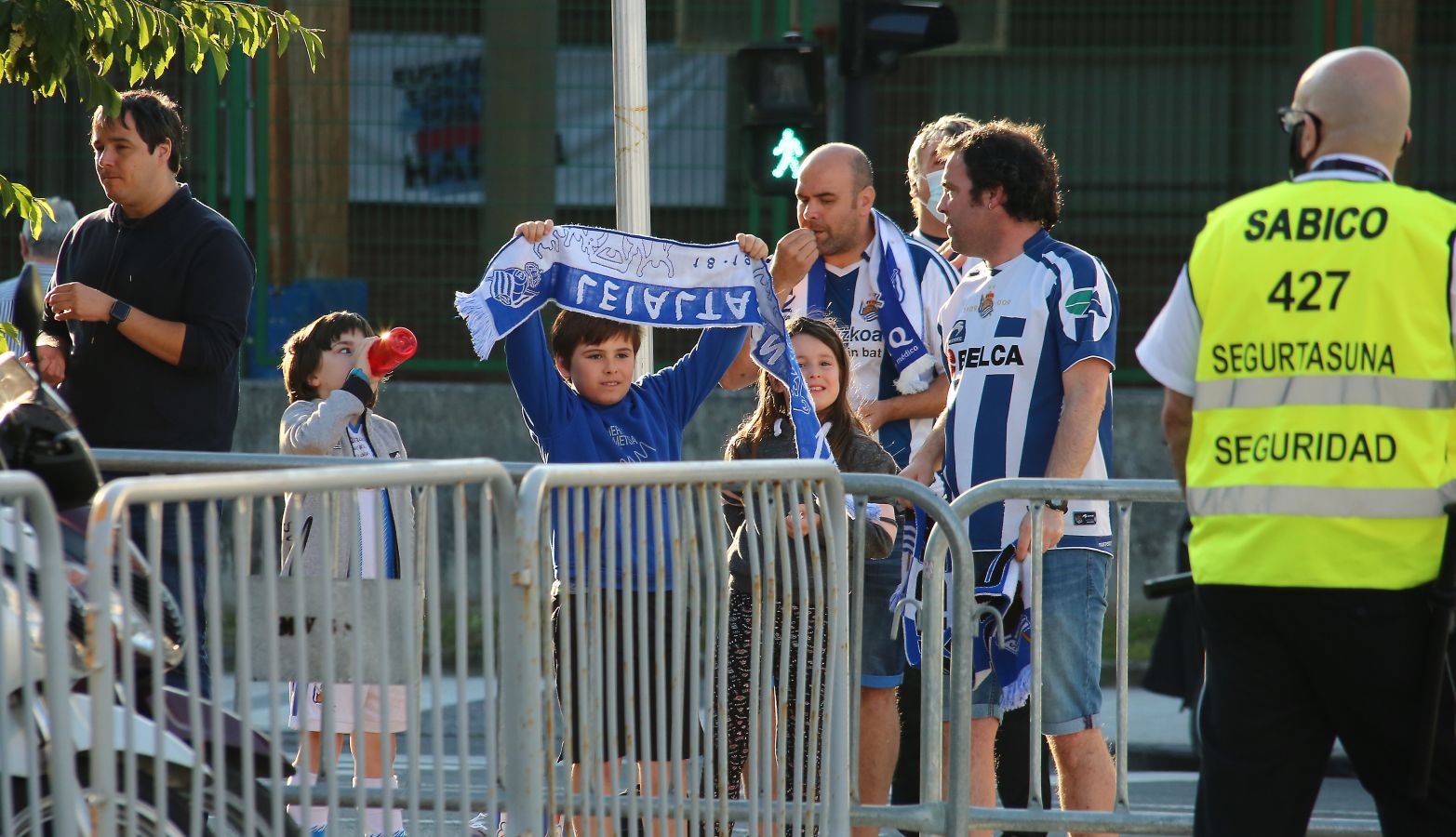 Pocos aficionados se ha acercado a los alrededores del Reale Arena para recibir a la Real Sociedad