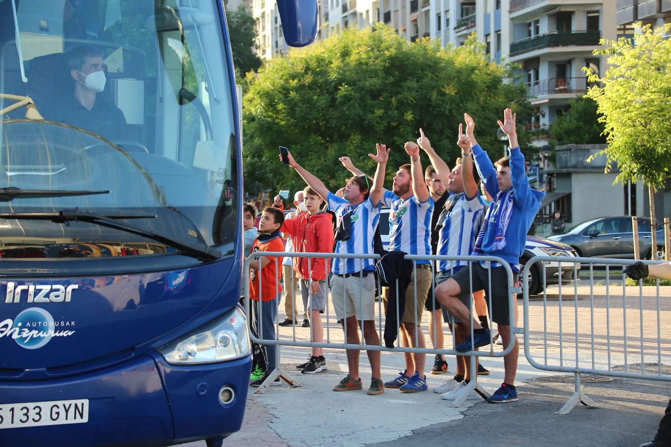 Pocos aficionados se ha acercado a los alrededores del Reale Arena para recibir a la Real Sociedad