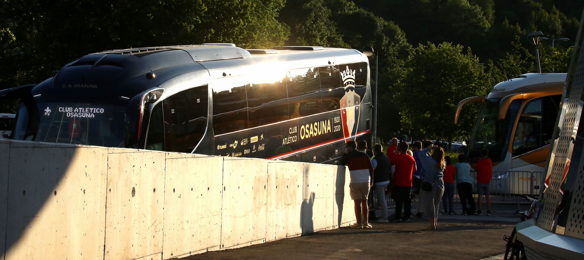 Pocos aficionados se ha acercado a los alrededores del Reale Arena para recibir a la Real Sociedad