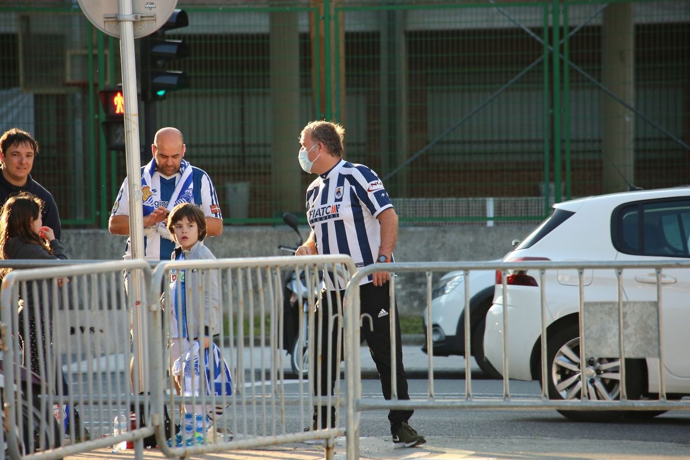 Pocos aficionados se ha acercado a los alrededores del Reale Arena para recibir a la Real Sociedad