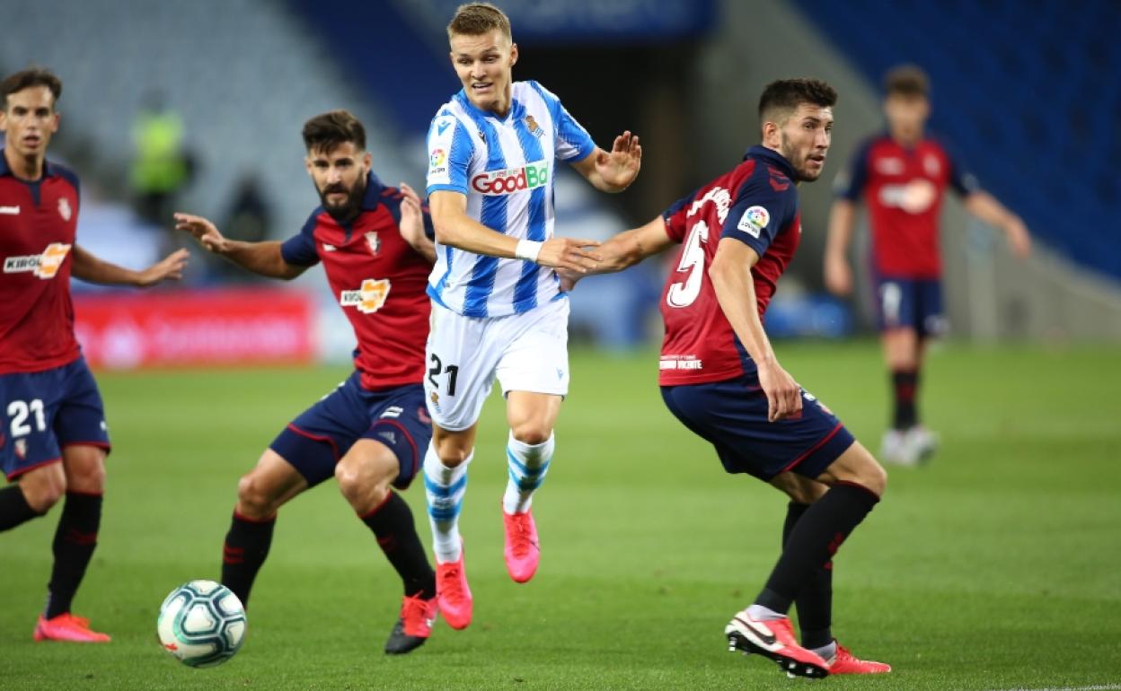 Odegaard intenta escapar de la defensa osasunista, el domingo en el Reale Arena.