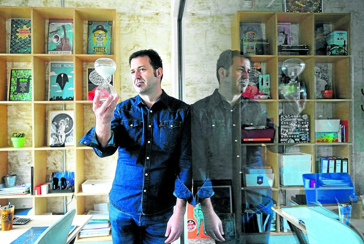 Alfonso Santiago, de Last Tour, con un reloj de arena de quince minutos, que suele utilizar para que no se alarguen las reuniones. 