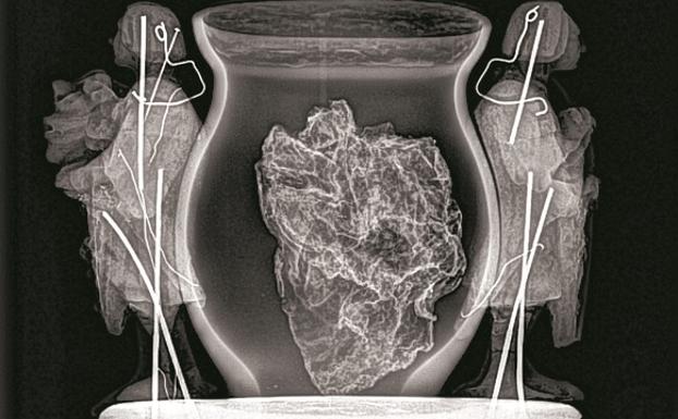 Imagen principal - Radiografía del conjunto en el que se guarda la víscera. La caja de madera de roble que Carlos III ordenó fabricar en 1404 para acoger el corazón de su progenitor. El rey Carlos II se dirige a ciudadanos de París en una ilustración medieval.