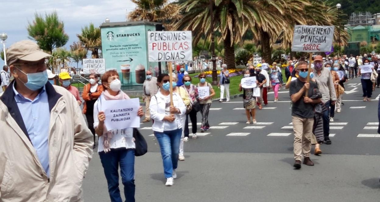 Los pensionistas de Alderdi Eder se manifestaron ayer tras la concentración habitual de los lunes. 