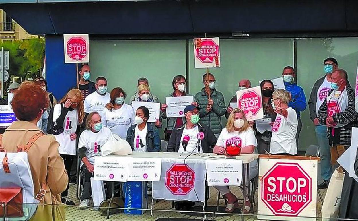 Concentración de Stop Desahucios en apoyo a Victoria Noriega.