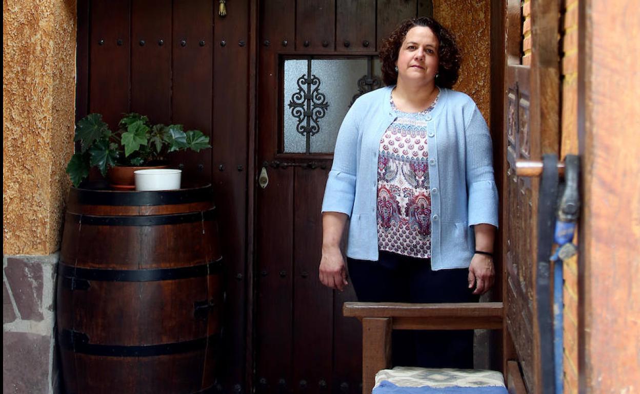 Olatz Manterola, en la entrada de su agroturismo en Urnieta. 