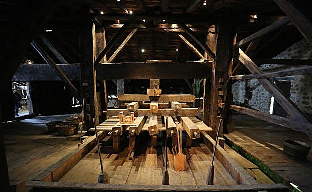 El gran lagar del siglo XVI es una de las joyas del caserío Igartubeiti; aún se puede ver en marcha