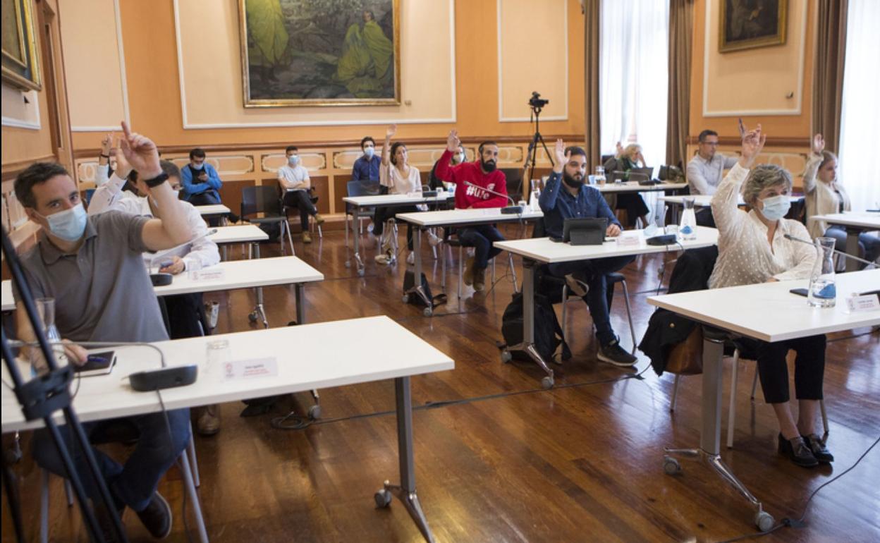 El primer pleno totalmente presencial tras la crisis sanitaria se realizó ayer repartiendo a la Coporación por toda la sala capitular. 