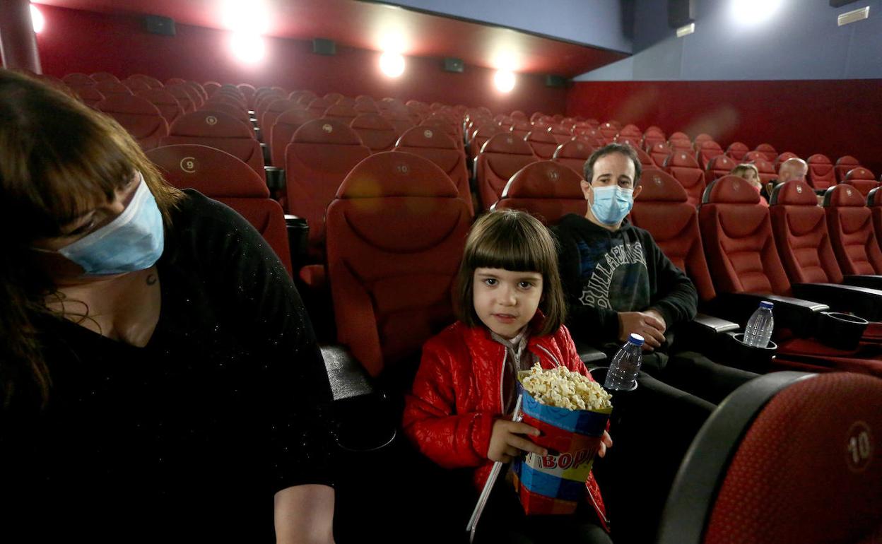 Tres de los primeros espectadores que tuvieron los cines Niessen durante su reapertura la semana pasada. 