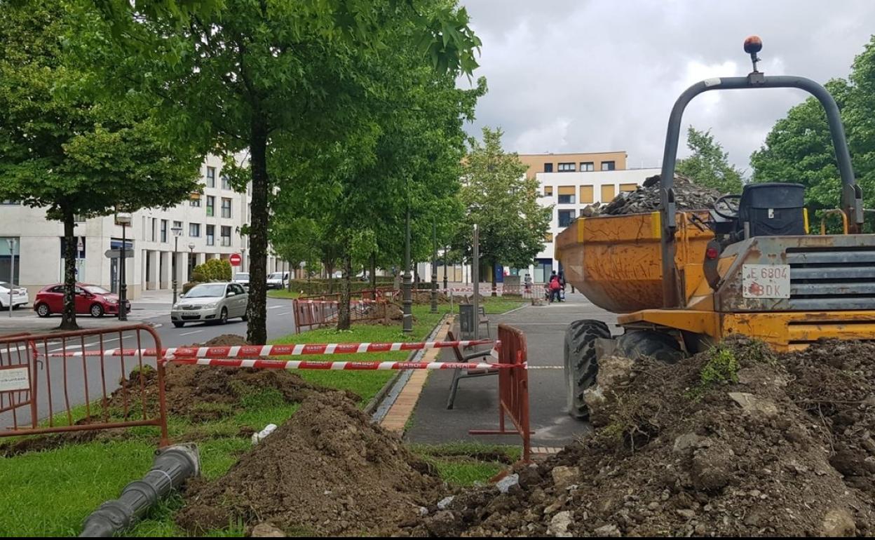 Las obras de renovación de farolas en Puiana arrancaron la semana pasada. 