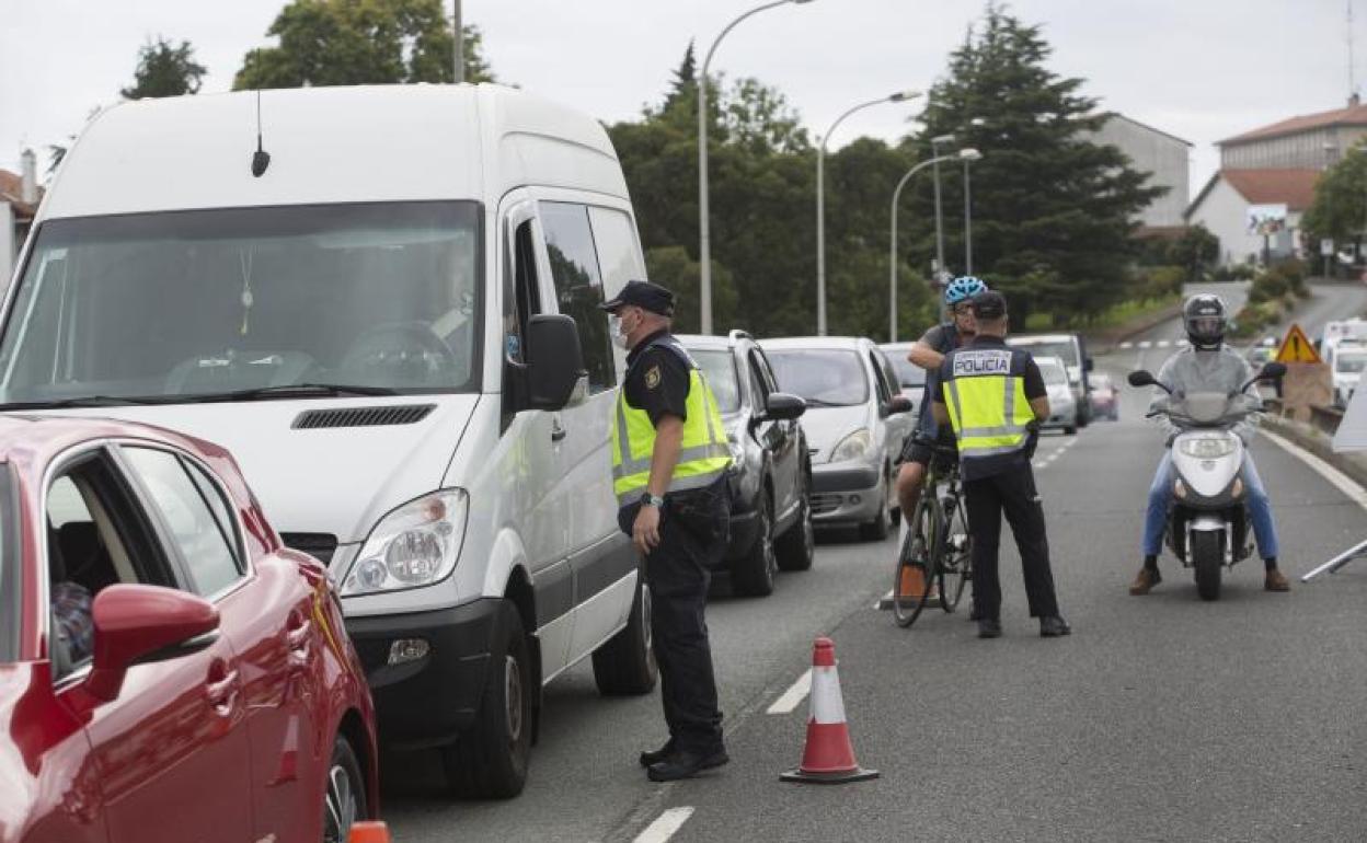 Un control este sábado en el Puente de Santiago, en Irun, a partir de ahora los controles serán similares a los que se venían realizando con anterioridad al 17 de marzo. 