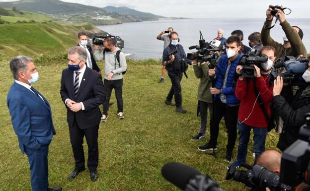 Imagen principal - Urkullu y Revilla escenifican en Bizkaia la nueva normalidad en Euskadi y Cantabria tras el fin del estado de alarma por el coronavirus