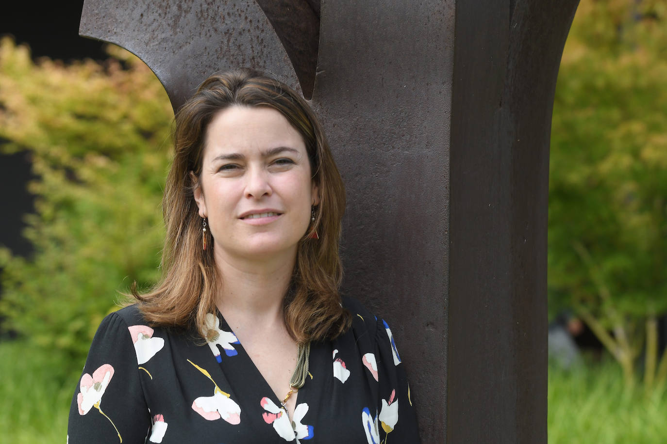 Día radiante para la reapertura del Museo Chillida-Leku. La obra de danza 'Iceberg' ha sido la elegida para celebrar el solsticio de verano y 400 personas van a poder disfrutar de la danza en un lugar privilegiado.