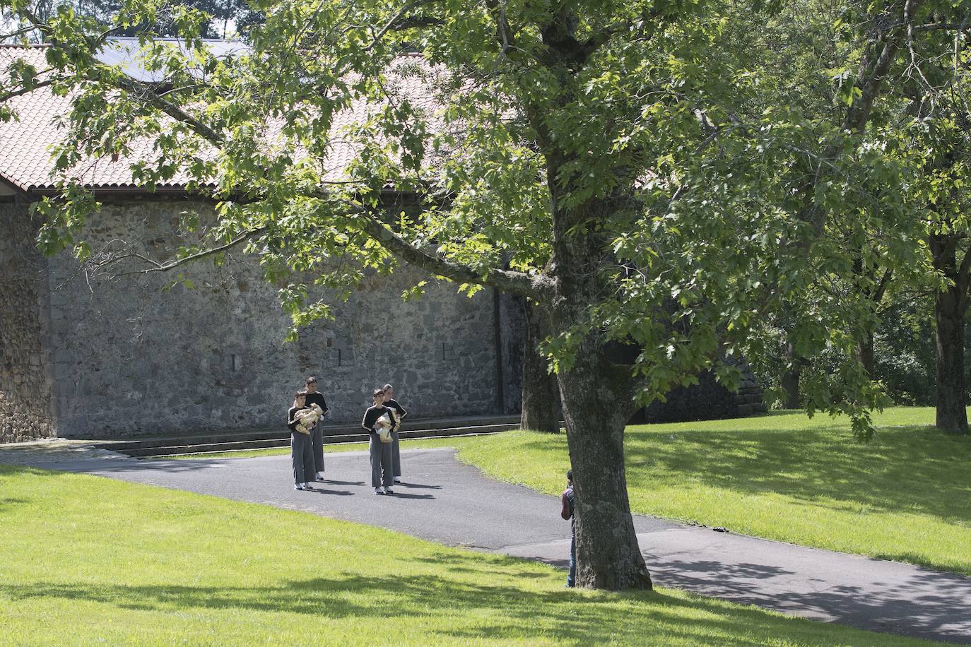 Día radiante para la reapertura del Museo Chillida-Leku. La obra de danza 'Iceberg' ha sido la elegida para celebrar el solsticio de verano y 400 personas van a poder disfrutar de la danza en un lugar privilegiado.