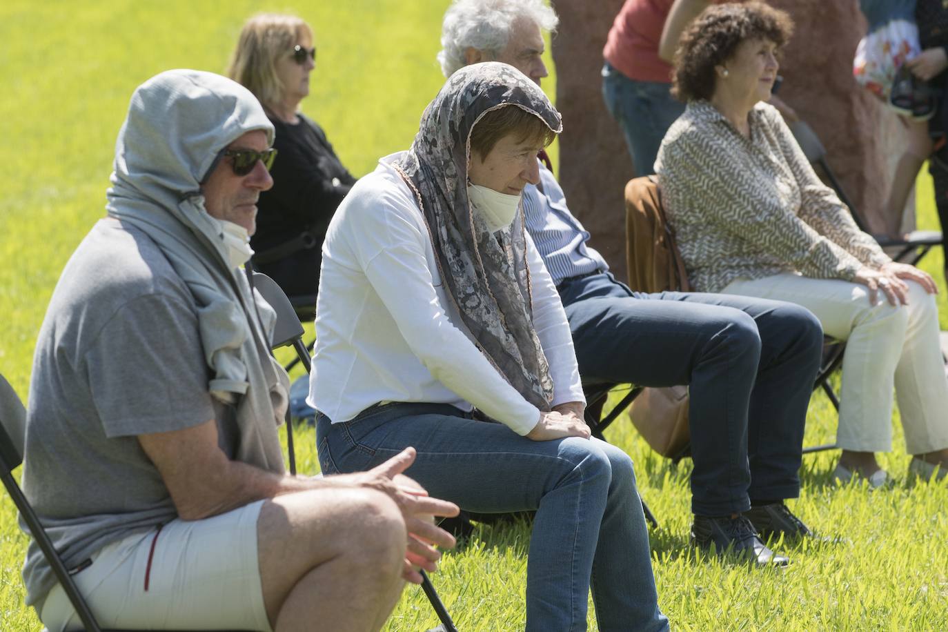 Día radiante para la reapertura del Museo Chillida-Leku. La obra de danza 'Iceberg' ha sido la elegida para celebrar el solsticio de verano y 400 personas van a poder disfrutar de la danza en un lugar privilegiado.