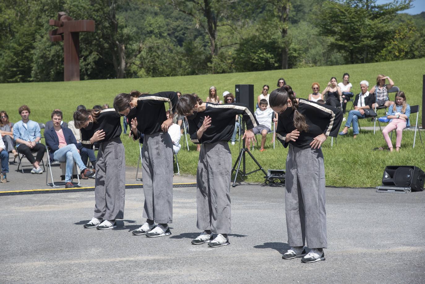 Día radiante para la reapertura del Museo Chillida-Leku. La obra de danza 'Iceberg' ha sido la elegida para celebrar el solsticio de verano y 400 personas van a poder disfrutar de la danza en un lugar privilegiado.