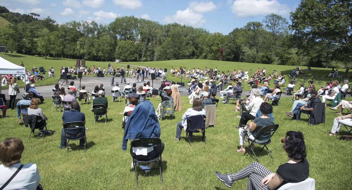 Día radiante para la reapertura del Museo Chillida-Leku. La obra de danza 'Iceberg' ha sido la elegida para celebrar el solsticio de verano y 400 personas van a poder disfrutar de la danza en un lugar privilegiado.