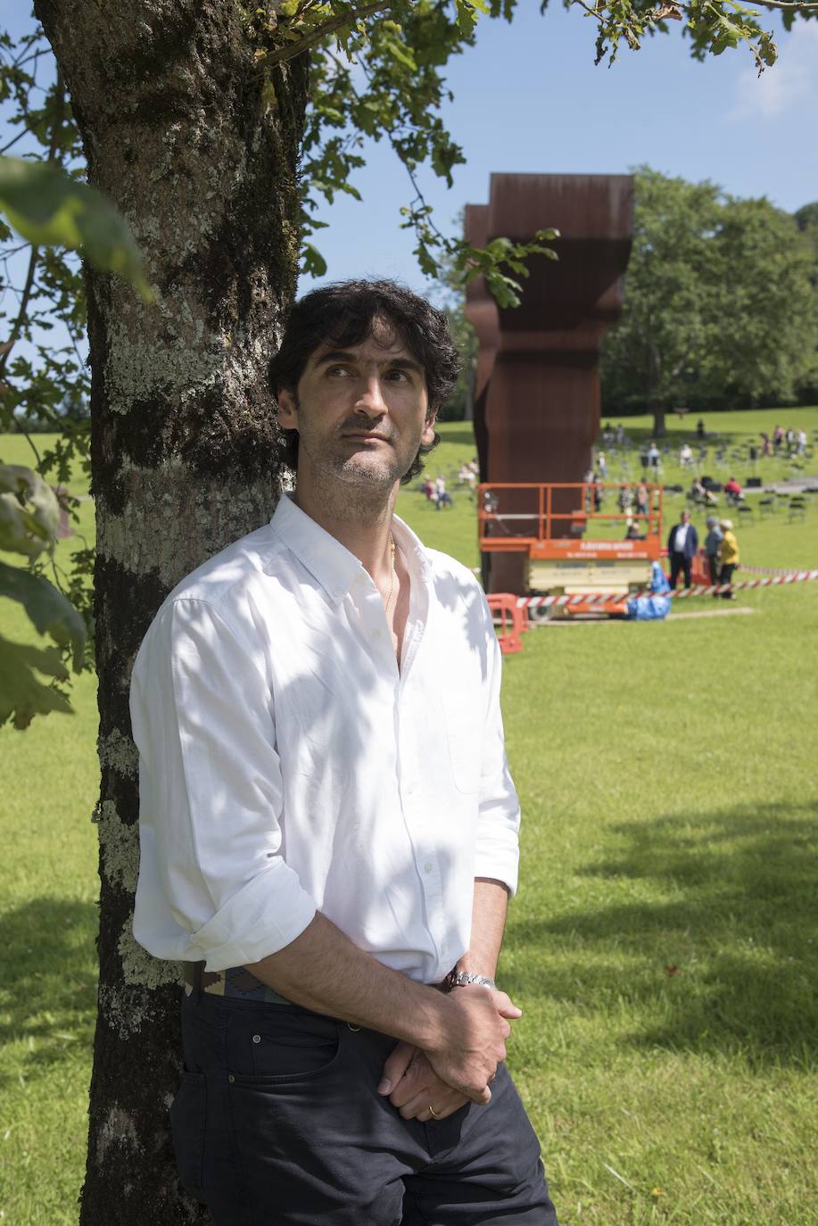 Día radiante para la reapertura del Museo Chillida-Leku. La obra de danza 'Iceberg' ha sido la elegida para celebrar el solsticio de verano y 400 personas van a poder disfrutar de la danza en un lugar privilegiado.