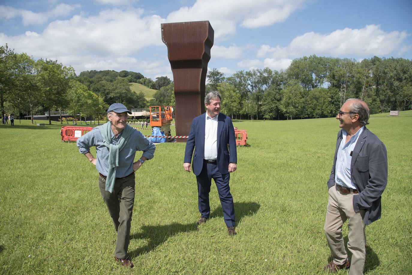 Día radiante para la reapertura del Museo Chillida-Leku. La obra de danza 'Iceberg' ha sido la elegida para celebrar el solsticio de verano y 400 personas van a poder disfrutar de la danza en un lugar privilegiado.