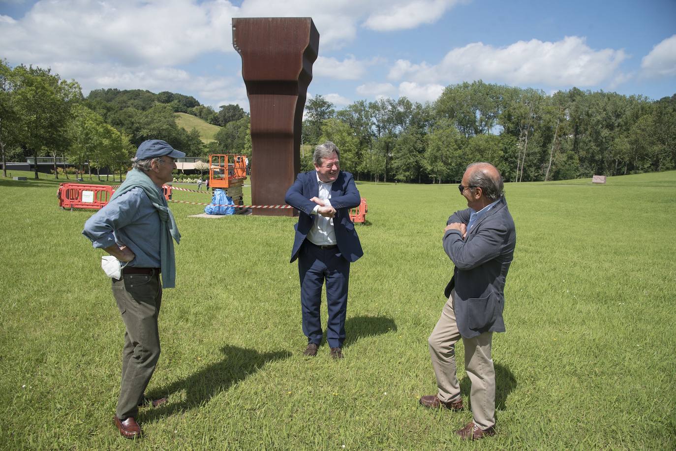 Día radiante para la reapertura del Museo Chillida-Leku. La obra de danza 'Iceberg' ha sido la elegida para celebrar el solsticio de verano y 400 personas van a poder disfrutar de la danza en un lugar privilegiado.