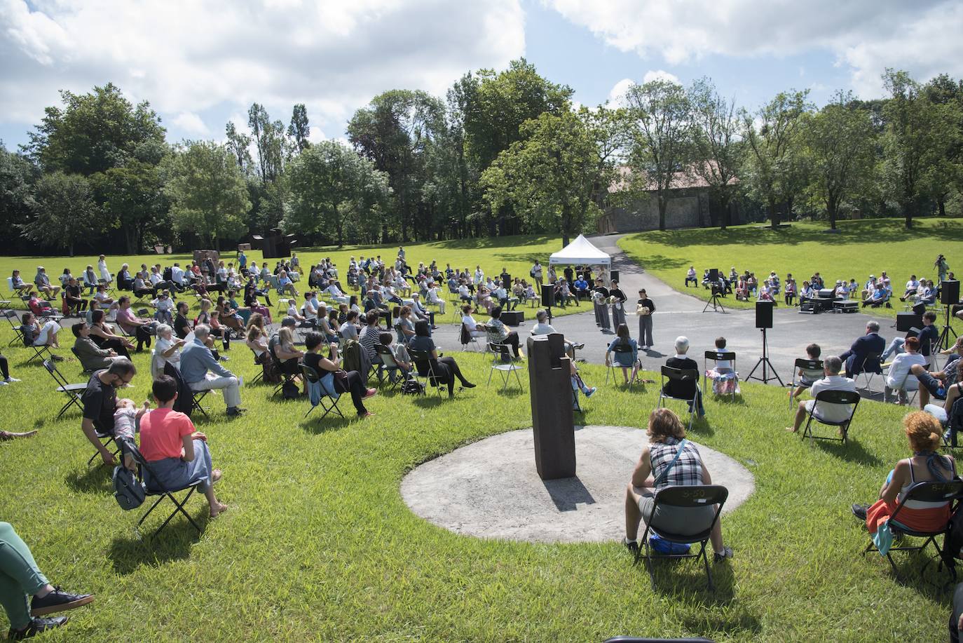 Día radiante para la reapertura del Museo Chillida-Leku. La obra de danza 'Iceberg' ha sido la elegida para celebrar el solsticio de verano y 400 personas van a poder disfrutar de la danza en un lugar privilegiado.