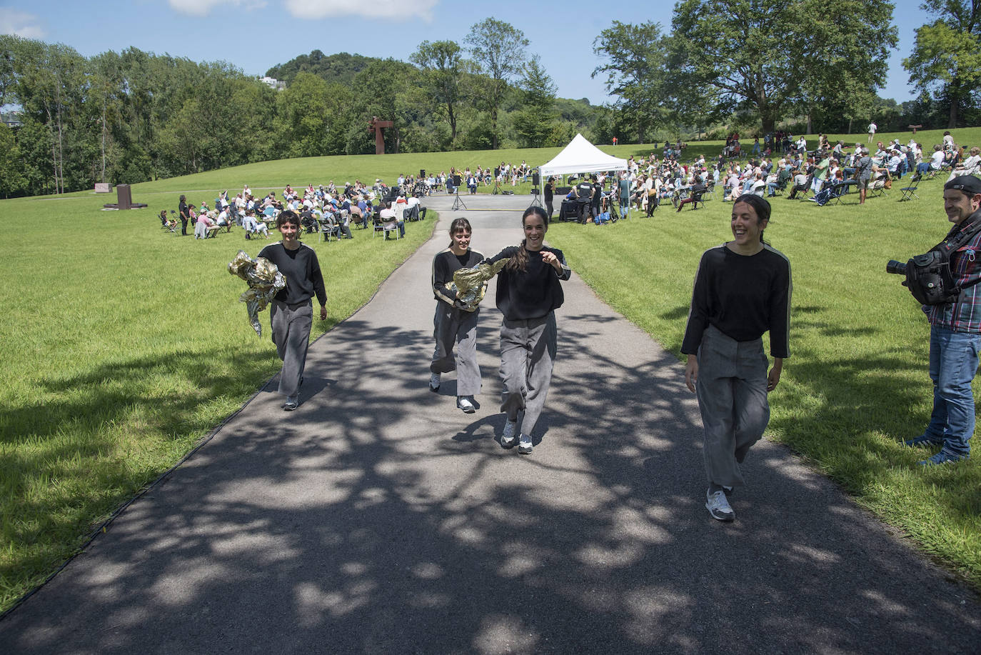 Día radiante para la reapertura del Museo Chillida-Leku. La obra de danza 'Iceberg' ha sido la elegida para celebrar el solsticio de verano y 400 personas van a poder disfrutar de la danza en un lugar privilegiado.