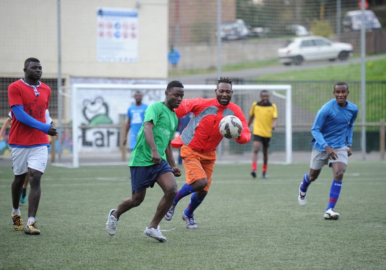 Refugiados del centro que les acoge en Oñati juegan a fútbol. 