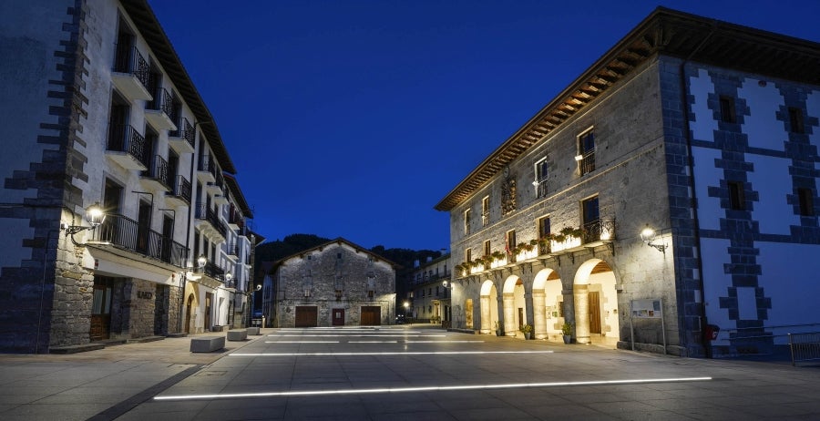 La hermosa localidad de Tolosaldea, sita junto al camino real de Navarra, albergó en sus enormes caserones a reyes y señores. Su valle rezuma belleza natural en cada rincón. 
