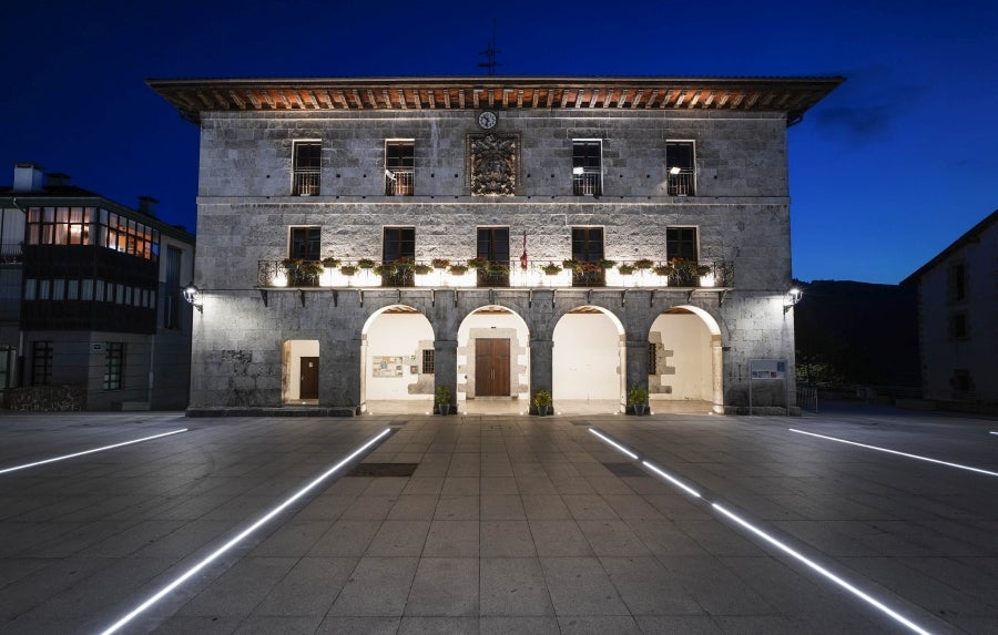 La hermosa localidad de Tolosaldea, sita junto al camino real de Navarra, albergó en sus enormes caserones a reyes y señores. Su valle rezuma belleza natural en cada rincón. 