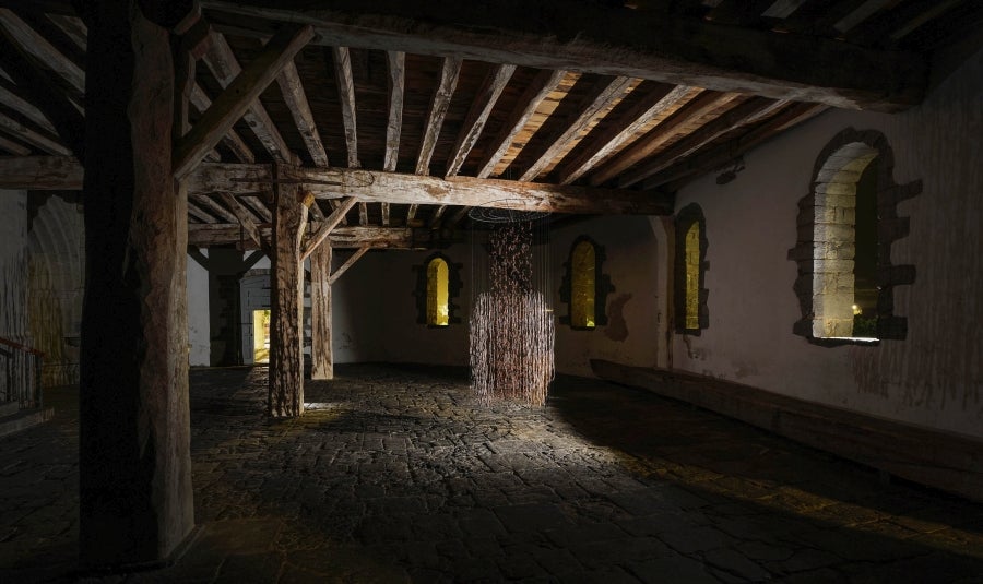 La hermosa localidad de Tolosaldea, sita junto al camino real de Navarra, albergó en sus enormes caserones a reyes y señores. Su valle rezuma belleza natural en cada rincón. 