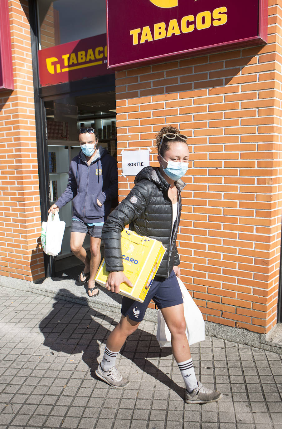 Las tiendas de la frontera han reabierto sus puertas tras el parón debido al confinamiento como consecuencia de la pandemia del coronavirus.