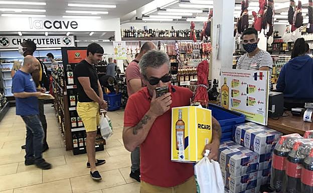 Interior de un establecimiento en la frontera irundarra.